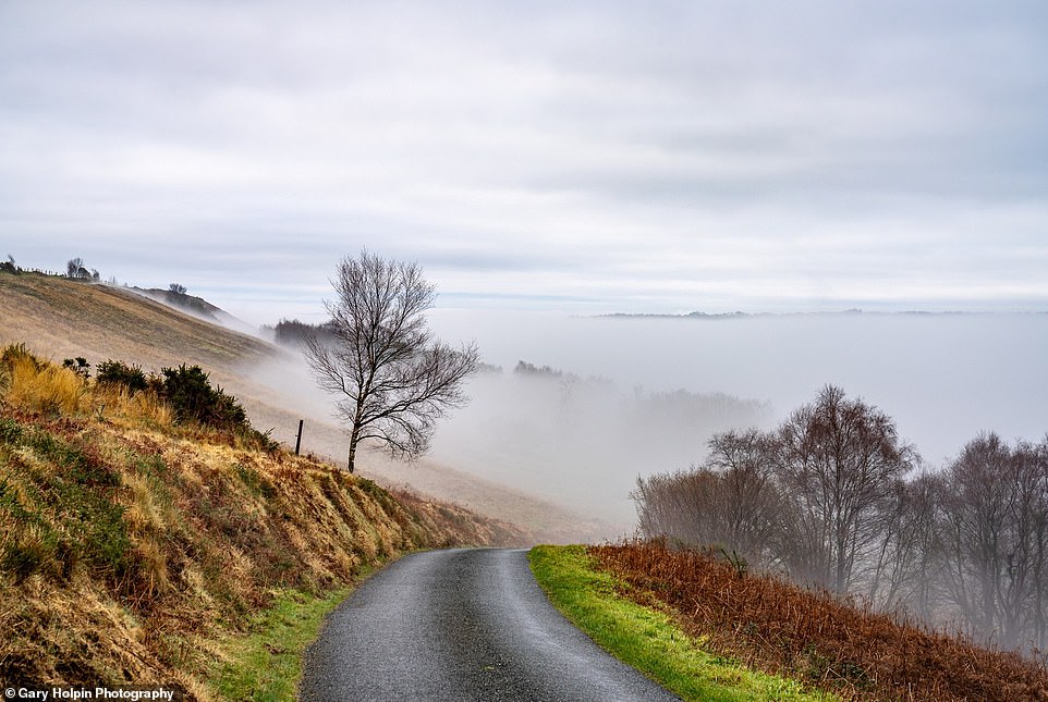 Eine nebelverhangene Landschaft, eingefangen in einer verführerischen Aufnahme von Gary aus Hartridge Hill im Otter Valley, East Devon