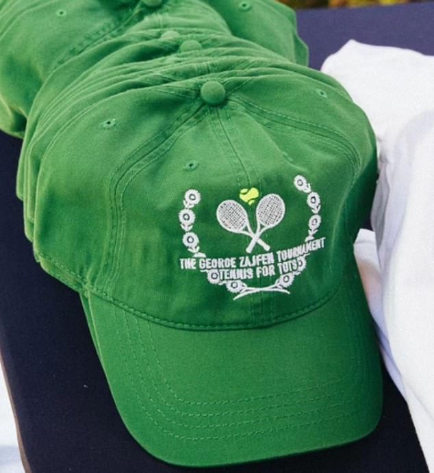 Die Kappe ist ein Werbeartikel für ein Tennisspiel zu Ehren von George Zajfen, der im Alter von neun Jahren starb
