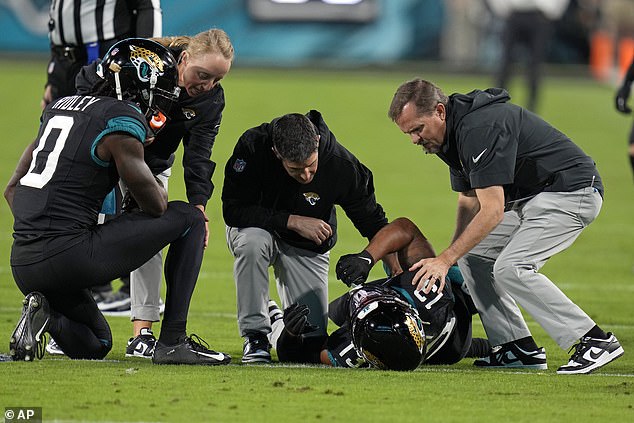 Die Ärzte der Jags untersuchen Christian Kirk, nachdem er sich bei einem Spiel am 4. Dezember verletzt hatte