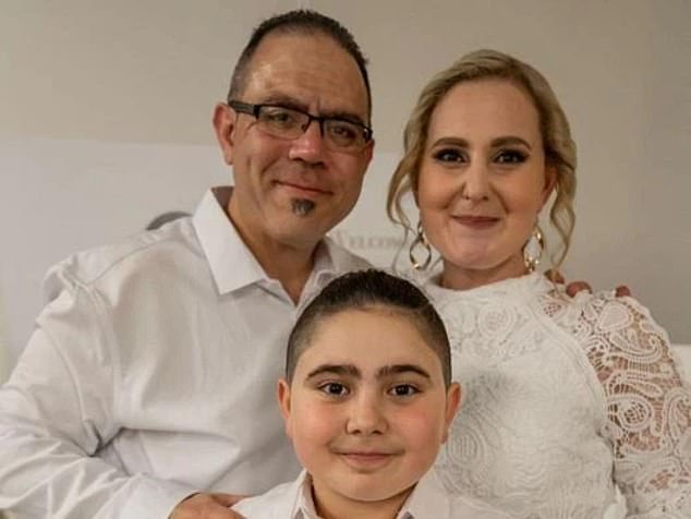 Simon Tadros (im Bild mit Frau Vanessa und ihrem Sohn Nicholas) zollte seiner Frau am Jahrestag des Absturzes eine rührende Hommage und sagte, er habe das Gefühl, dass jemand zur Verantwortung gezogen werden müsse