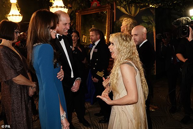 Unter den anderen Prominenten, die die Prinzessin (Prinzessin, links) bei der Veranstaltung traf, war die Musikerin Paloma Faith (Bild rechts).