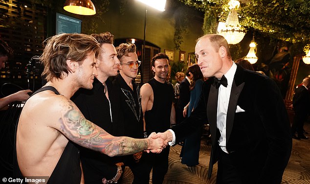 Prinz William schüttelt den Mitgliedern der Band McFly während der Royal Variety Performance in der Royal Albert Hall die Hand