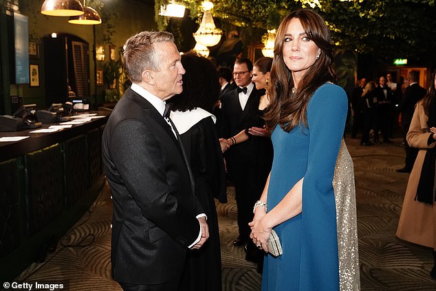 Kate Middleton (im Bild rechts) schien tief in Gedanken versunken zu sein, als sie mit Bradley Walsh im Stehen fotografiert wurde.