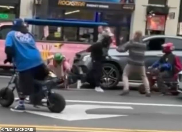 Es wurde gefilmt, wie er am Sonntag in Los Angeles von einer Gruppe von Minibike-Fahrern bei einer schockierenden Auseinandersetzung im Straßenverkehr geschlagen und getreten wurde
