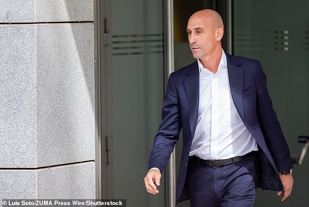 Rubiales trat aus dem spanischen Fußballverband zurück und wurde von der FIFA für drei Jahre von fußballbezogenen Aktivitäten ausgeschlossen.  Ihm droht eine Klage wegen sexueller Übergriffe und Nötigung