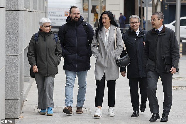Hermoso und ihr Anwaltsteam treffen am Dienstagmorgen zur Anhörung in Madrid ein