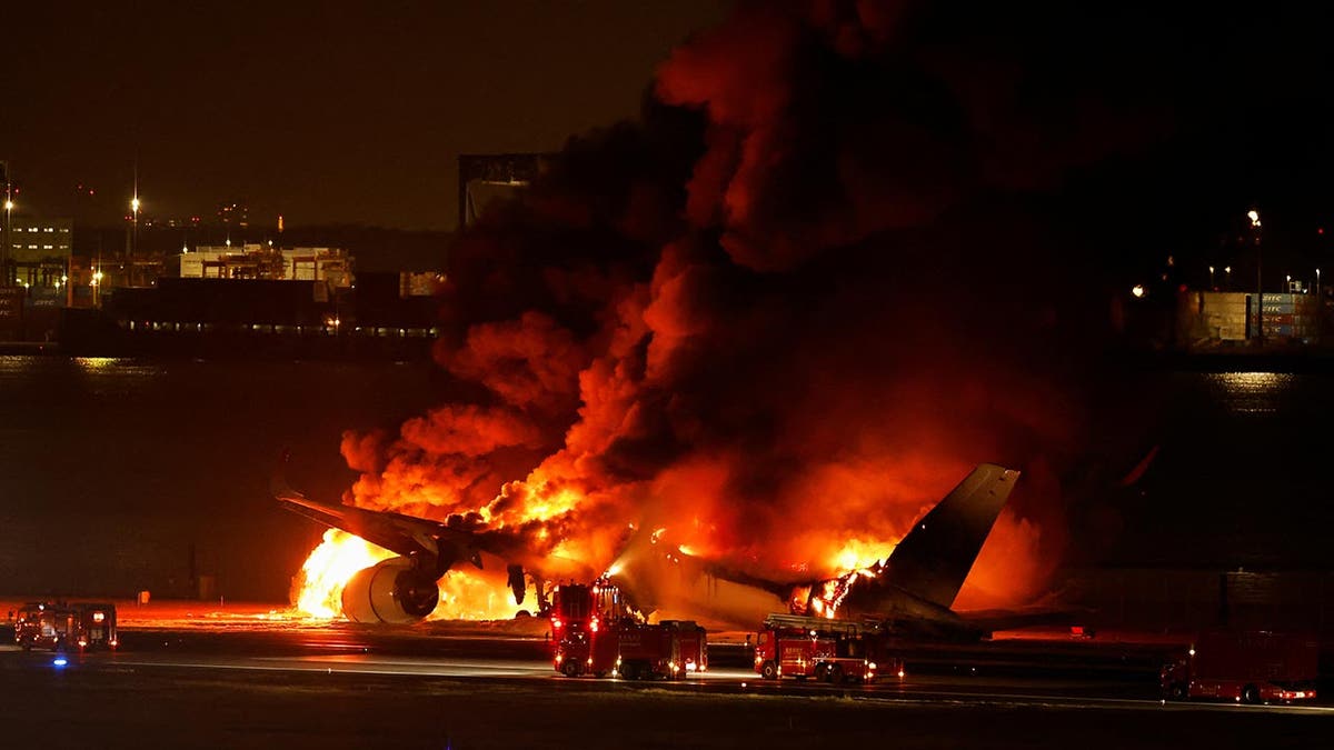 Flugzeug brennt auf dem Rollfeld in Tokio