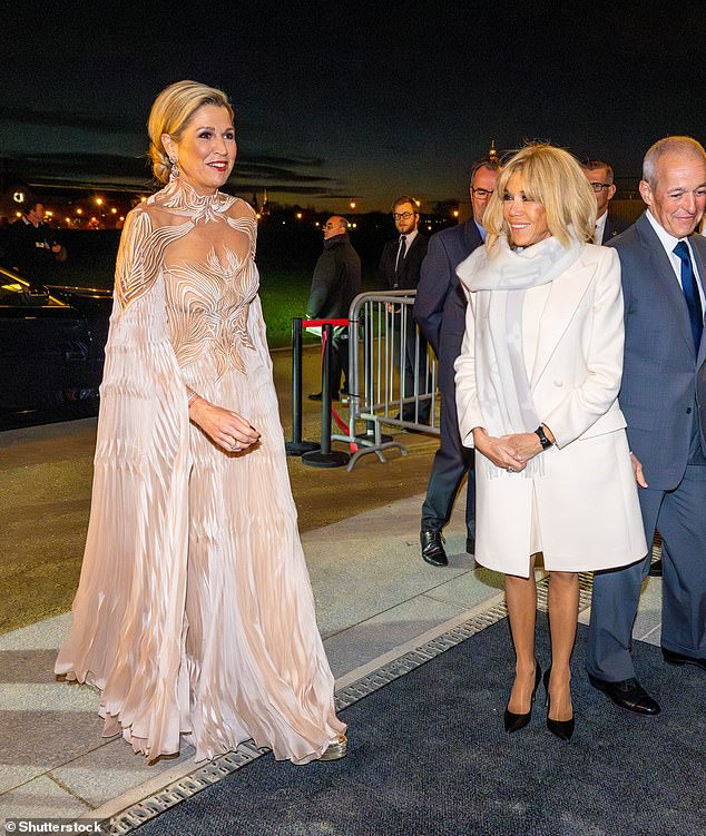 Bei ihrer Ankunft im Musee des Arts Décoratifs traf sich die 52-jährige niederländische Königin mit der französischen First Lady Brigitte Macron