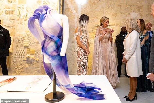 Maxima und Brigitte sprachen während der Ausstellung mit Iris van Herpen über ihre unglaublichen Designs