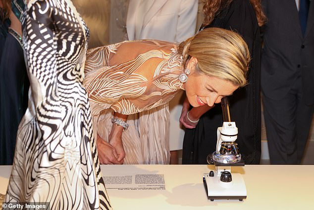 Die Königin blickte durch ein Mikroskop auf die Ausstellung Iris van Herpen: Sculpting the Senses