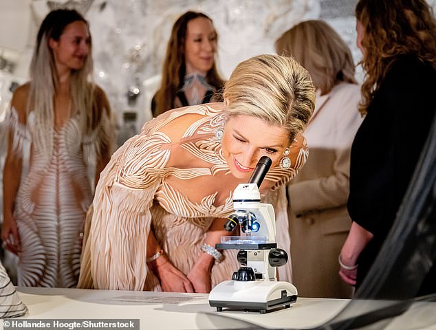 Königin Máxima schien während der Veranstaltung durch ein Mikroskop zu schauen, das Teil der Ausstellung war