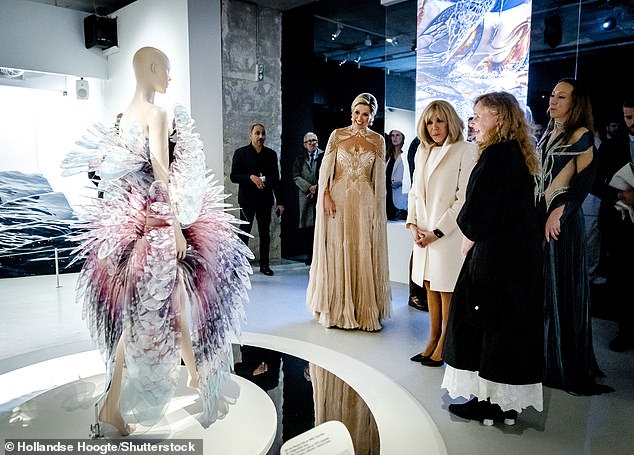 Die Königin bewunderte einige der atemberaubenden Kleider bei der Veranstaltung im MusZe des Arts Décoratifs