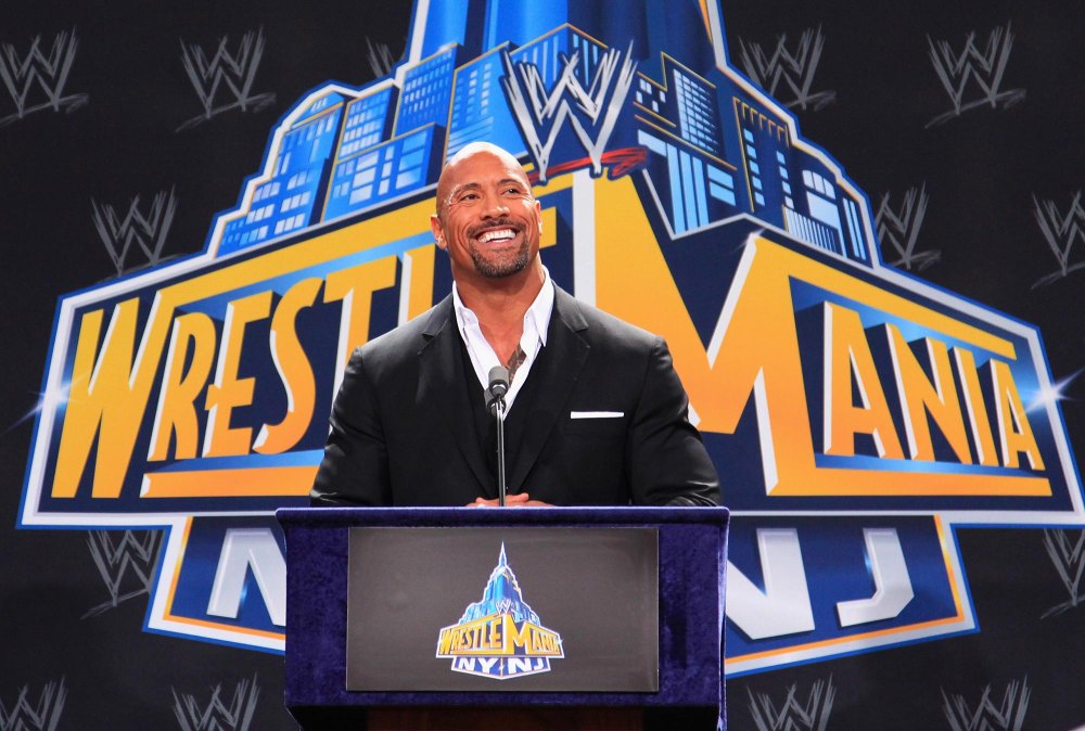 Dwayne Johnson röstet seinen Film „Baywatch“, während er während seiner WWE-Rückkehr 693 über Trash redet