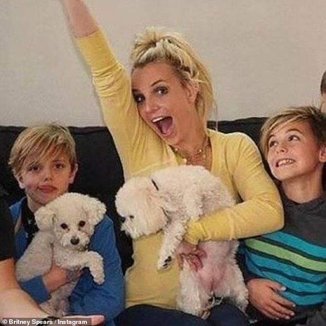 Am Silvesterabend postete Britney auf Instagram drei entzückende Rückblickfotos ihrer Söhne Sean (18) und Jayden (17).