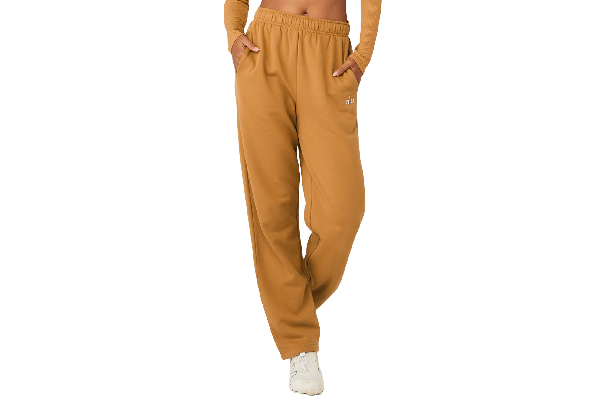 Ein Model trägt eine karamellfarbene Jogginghose