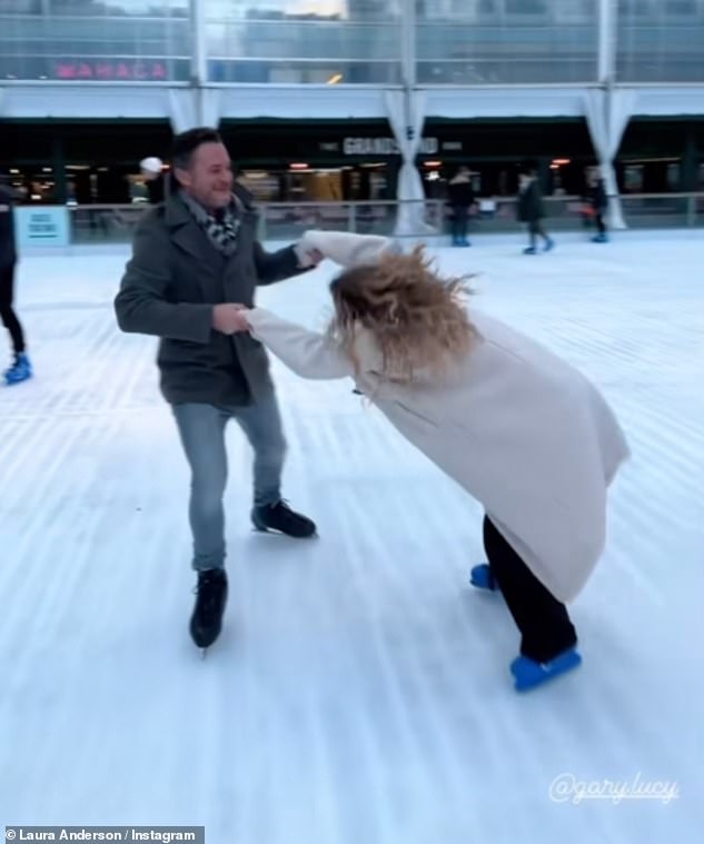 Gary bot Laura auf der Eisbahn seine helfende Hand an, obwohl er versuchte, sie abzuschrecken, während die beiden ihren romantischen Date-Tag genossen