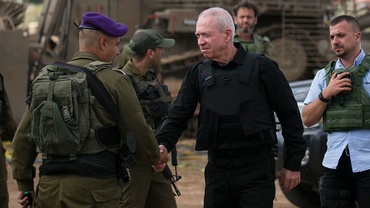 Der israelische Verteidigungsminister Yoav Gallant trifft sich mit Truppen