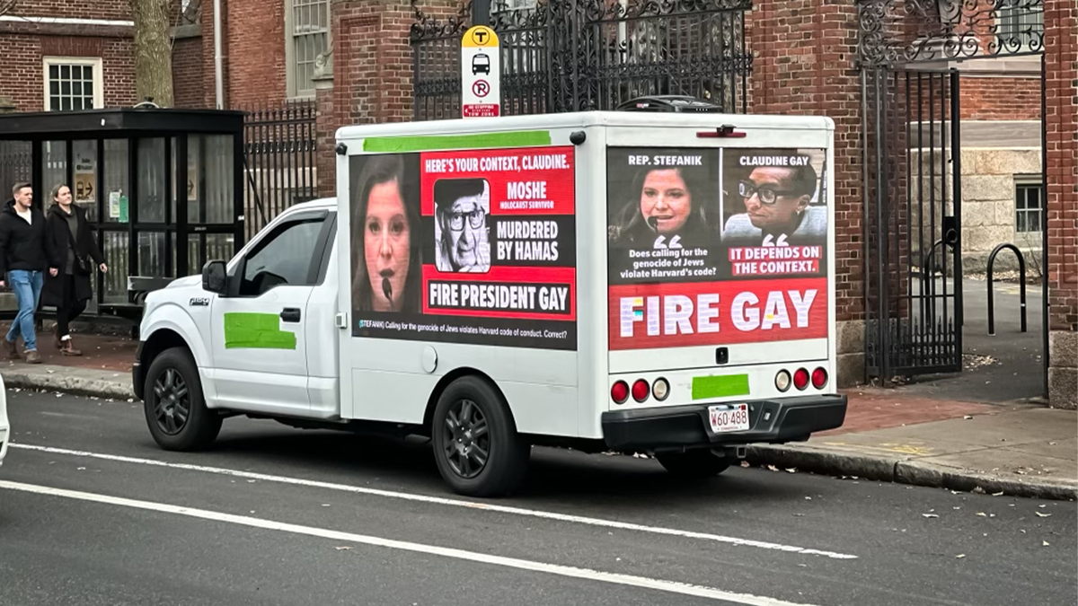 Nahaufnahme eines Kastenwagens mit "Feuer schwul" Plakate