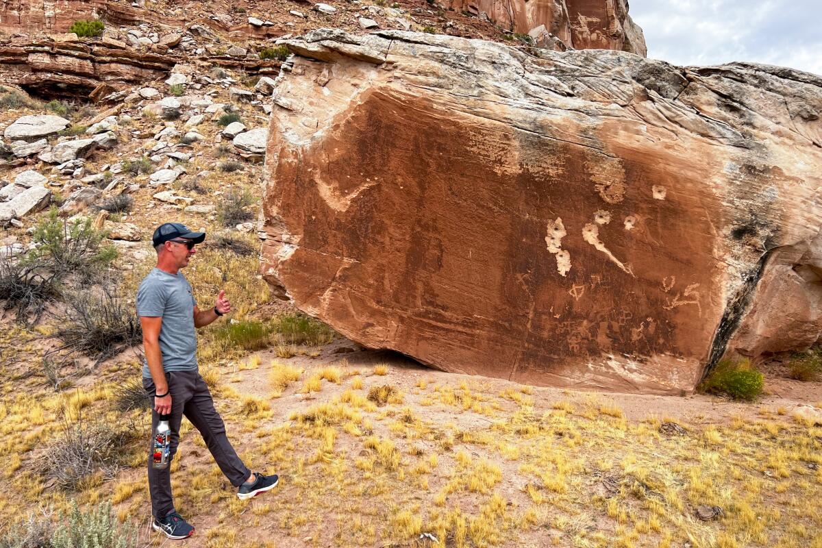 Dave Herrero zeigt, wo jemand einen Felsbrocken mit Petroglyphen darauf für Schießübungen mit einem Gewehr benutzte.