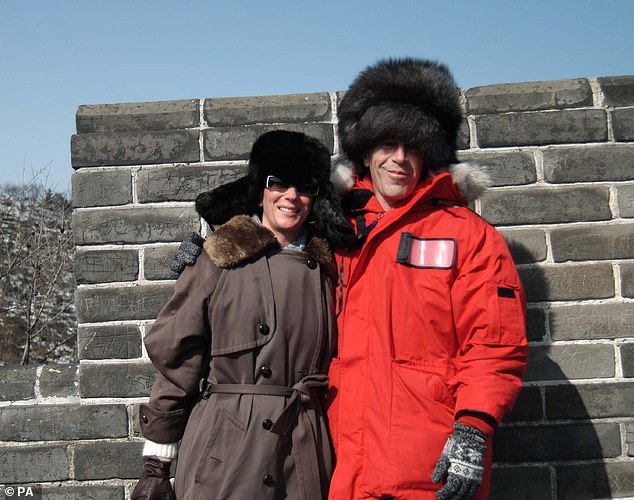 Auf einem undatierten Foto, das während des Prozesses als Beweismittel vorgelegt wurde, ist das Paar zusammen mit warmen Mänteln und großen Pelzmützen zu sehen