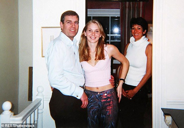 Ein berüchtigtes Foto von Virginia Roberts, Prinz Andrew und Ghislaine Maxwell, aufgenommen in Maxwells Haus im Londoner Stadtteil Belgravia