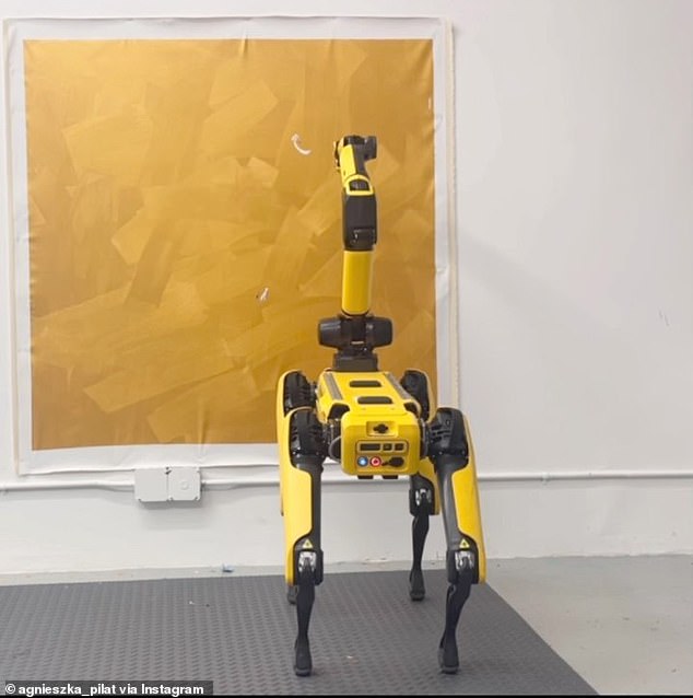 Den Roboterhunden wird mithilfe von KI beigebracht, einen Pinsel zu halten und selbstständig Kunstwerke zu schaffen