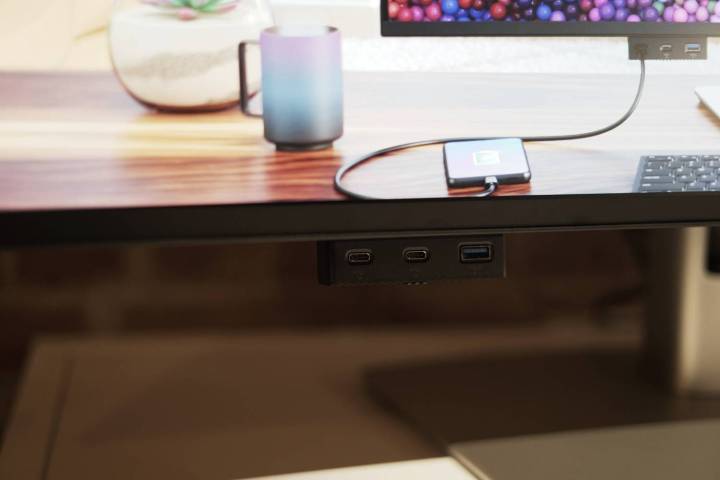 Nach vorne gerichtete USB-Anschlüsse am UltraSharp 40 5K-Monitor.