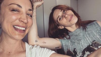 Sehen Sie die Bedeutung hinter den passenden Tattoos von Kaley Cuoco und Zosia Mamet