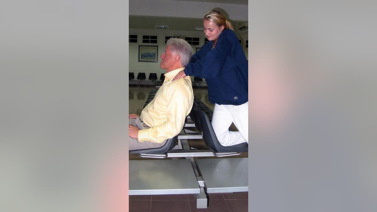 Bill Clinton bekommt eine Massage vom Opfer von Jeffrey Epstein