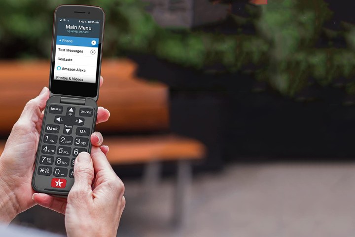 Jitterbug Flip2 Handy für Senioren mit Menschen, die telefonieren.