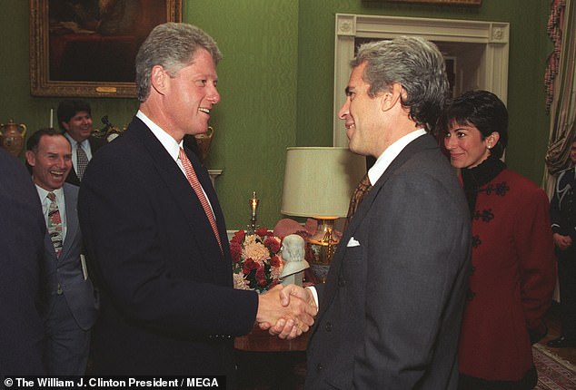 Bill Clinton ist 1993 mit Jeffrey Epstein im Weißen Haus bei einer Veranstaltung für Spender der White House Historical Association zu sehen.  Epstein nahm an der Veranstaltung teil, nachdem er 10.000 US-Dollar an den Fonds gespendet hatte.  Ghislaine Maxwell ist neben Epstein abgebildet