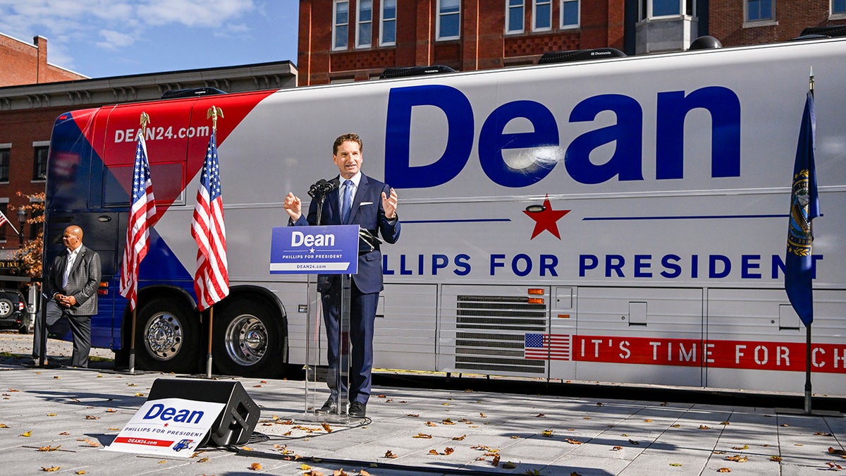 Philips vor einem Wahlkampfbus in New Hampshire