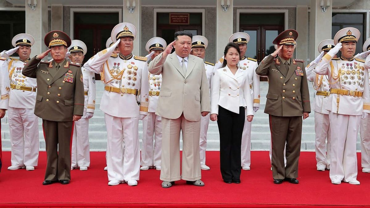 Foto zeigt den Gruß von Kim Jong Un mit Militärbeamten