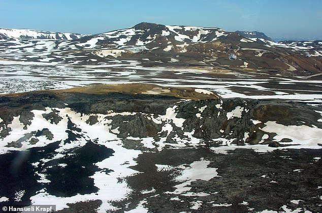 Krafla, einer der aktivsten Vulkane der Welt, brach zwischen 1975 und 1984 (dem Jahr seines letzten Ausbruchs) neunmal aus.  Luftaufnahme des Krafla (Berg) und der Krafla-Caldera im Jahr 2008