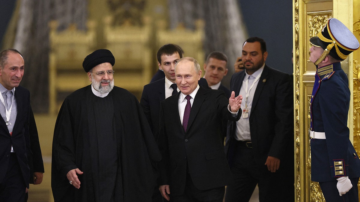 Putin begrüßt den iranischen Präsidenten im Kreml