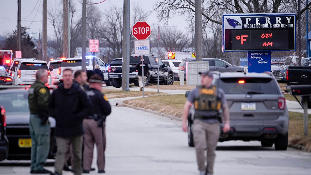 Die Polizei greift an der Perry High School in Perry, Iowa, ein