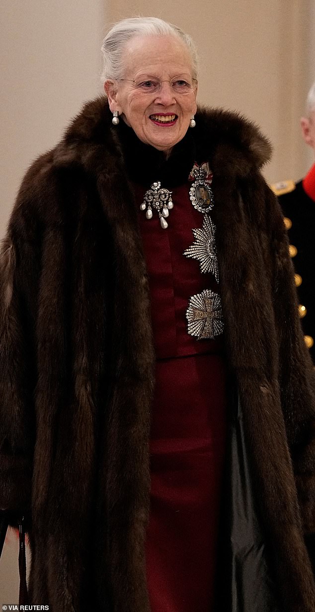 Der König, der seit 52 Jahren auf dem dänischen Thron sitzt, trug ein bodenlanges, purpurrotes Kleid, das mit Medaillen verziert war