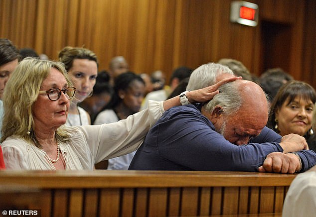 Barry Steenkamp, ​​Vater von Reeva Steenkamp, ​​wird von seiner Frau June Steenkamp während der Anhörung zur Urteilsverkündung des olympischen und paralympischen Leichtathletikstars Oscar Pistorius am North Gauteng High Court in Pretoria am 15. Oktober 2014 getröstet
