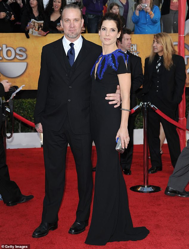 Die Oscar-prämierte Schauspielerin war bereits von 2005 bis zur endgültigen Scheidung im Jahr 2010 mit Jessie James verheiratet;  ehemaliges Paar, gesehen im Jahr 2010 in LA