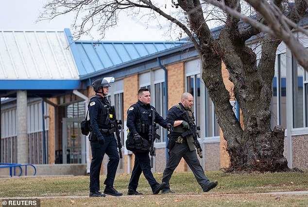Polizeibeamte arbeiten am Ort einer Schießerei an der Perry High School in Perry, Iowa