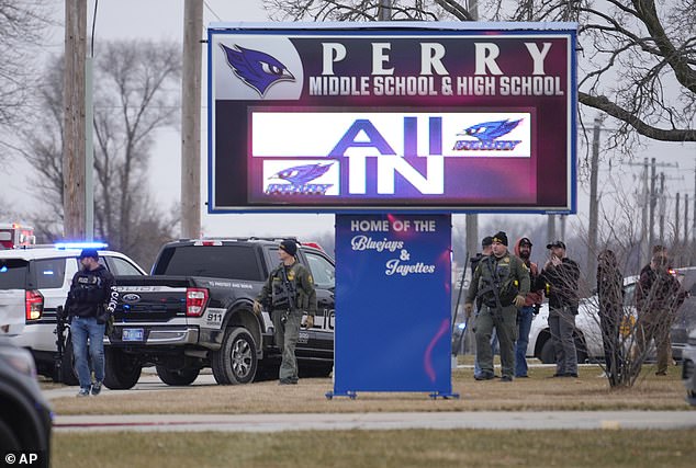Die Perry High School ist gesperrt, nachdem heute Morgen kurz nach 7:30 Uhr eine Schießerei gemeldet wurde