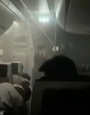 Man hört Kinder an Bord schreien, während Flammen das Flugzeug von außen verschlingen