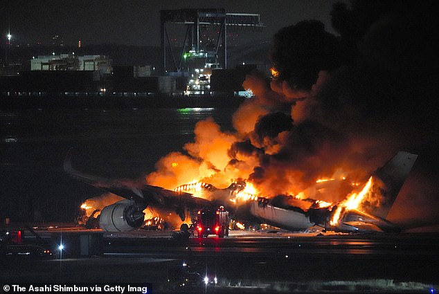 Alle 379 Passagiere konnten auf wundersame Weise aus dem Flugzeug der Japan Airlines entkommen, nachdem sie sicher evakuiert worden waren