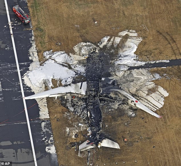 Dieses Luftbild zeigt das ausgebrannte Flugzeug der Japan Airlines am Flughafen Haneda