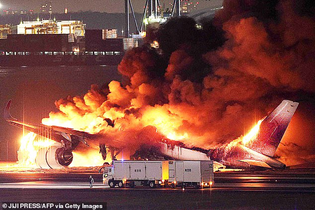 Das Flugzeug wurde kurz nach dem Absturz durch Feuer zerstört
