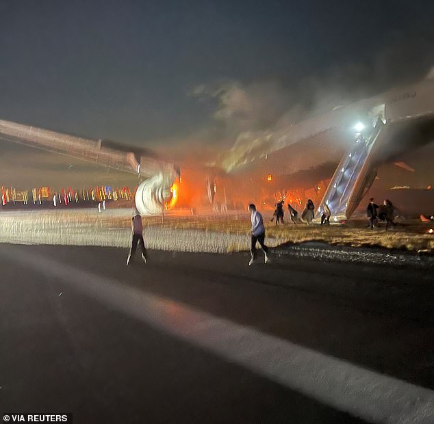 Ein Flugzeug der Japan Airlines steht in Flammen, nachdem es am Flughafen Haneda in Tokio mit einem Flugzeug der Küstenwache am Boden zusammengestoßen ist
