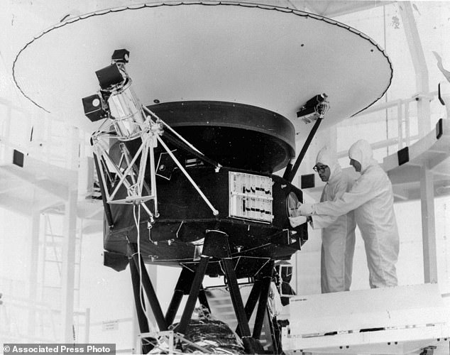 Voyager 2 ist hier am 4. August 1977 im Kennedy Space Center in Florida abgebildet, bevor es 16 Tage später startete