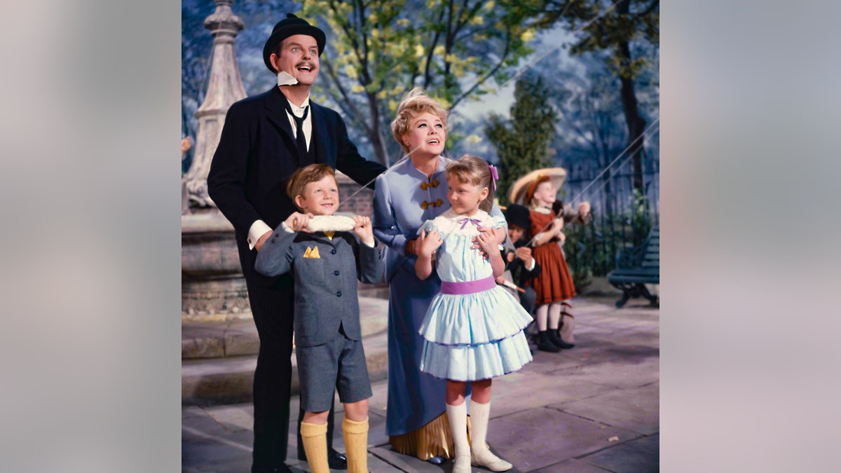 David Tomlinson, Glynis Johns, Matthew Garber, Karen Dotrice in einer Szene aus dem Film "Mary Poppins"