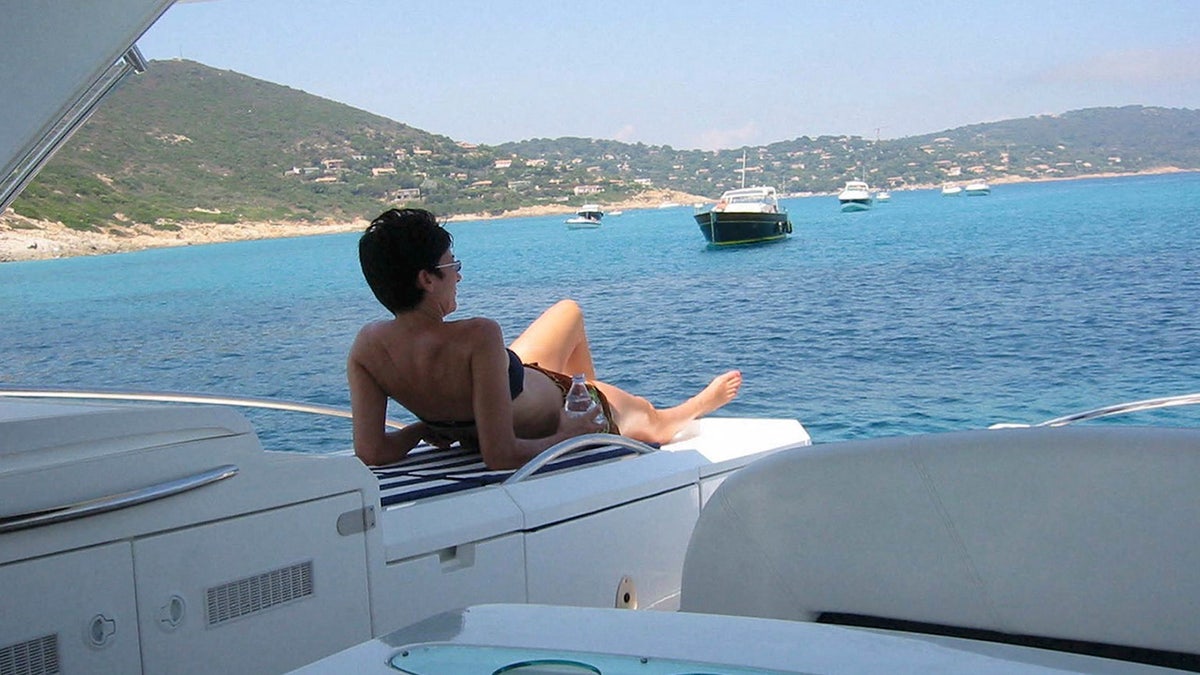 Ghislaine Maxwell sonnt sich auf einer Yacht