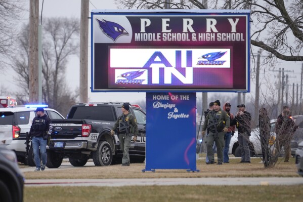 Polizeieinsatz an der Perry High School in Perry, Iowa. Donnerstag, 4. Januar 2024. Nach Angaben der Polizei hat es an der High School der Stadt eine Schießerei gegeben. (AP Photo/Andrew Harnik)